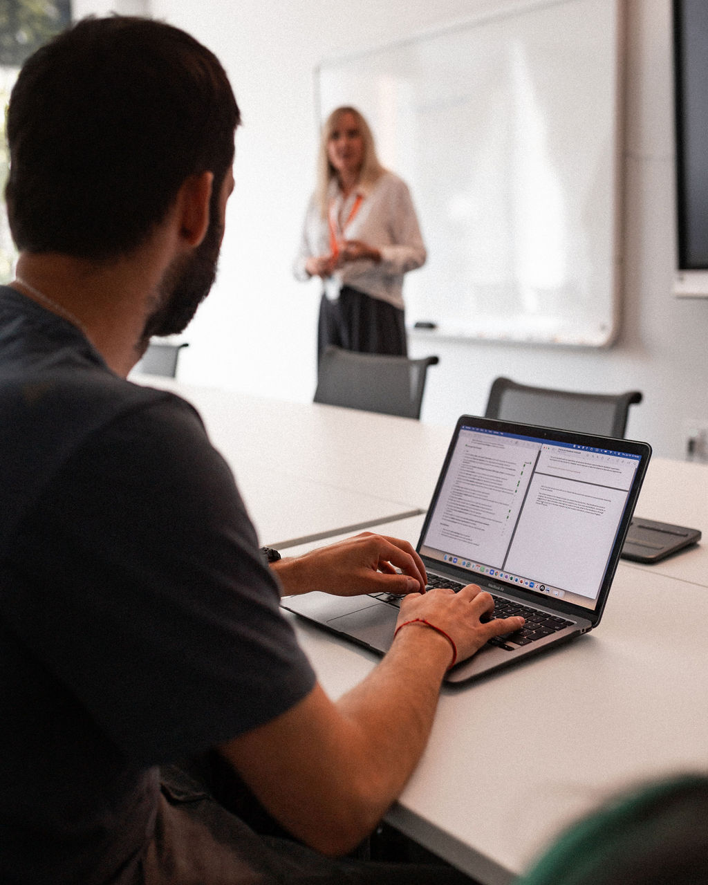 Un étudiant de l'université Adler prend des notes lors d'une conférence au campus Adler de Vancouver.