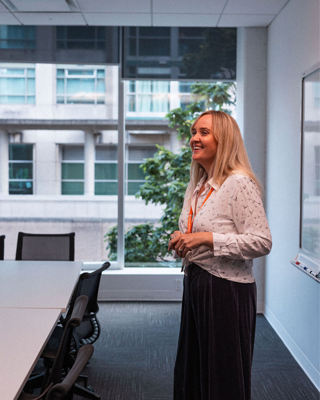 Un professeur de l'université Adler donne une conférence sur le campus de Vancouver.