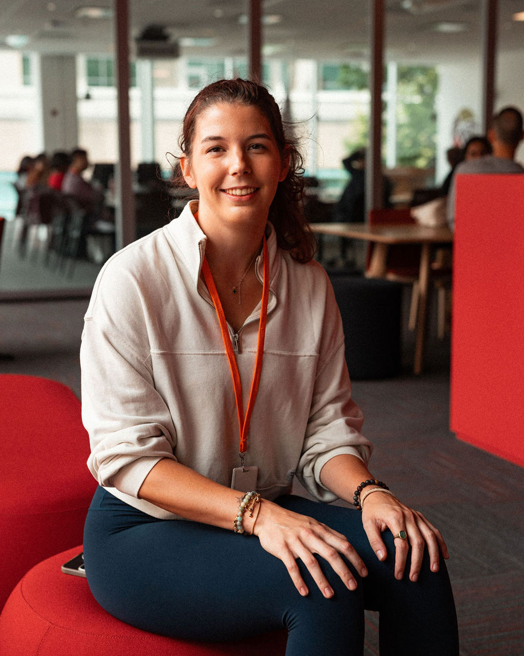Un étudiant de l'université Adler est assis dans l'espace commun du campus de Vancouver.