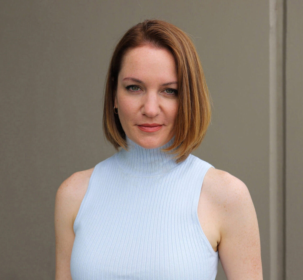 Femme portant un col roulé bleu clair avec des cheveux au menton